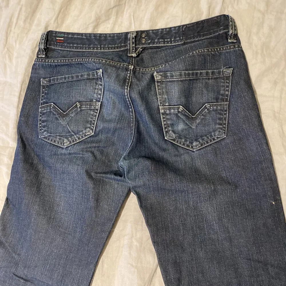 Snygga diesel jeans för män, men funkar oxå för kvinnor. Wide o är för långa på mig (172cm). Jeans & Byxor.