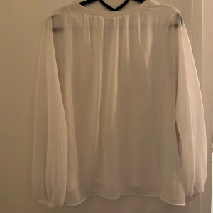 Blus  - Vit blus från Zara i storlek M. 