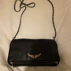 Zadig - Säljer min gamla Zadig väska som jag haft ett tag nu. Väskan är lite rostig men inge skinn som blivit dåligt 