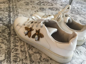 Sneakers 38 - Vita sneakers med bin