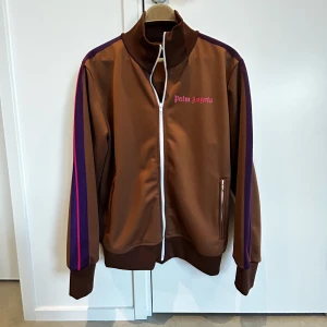 Palm angels tracksuit - Tja, Wts denna feta 🌴 angels tracktopen  2500kr pris kan diskuteras vid snabb och smidig affär Skick: 8,5/10 inga flaws eller liknande  Äkthetsbevis medkommer Storlek: Large skulle säga sitter som en L/M /Jacob