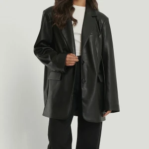 Oversized blazer - Oversized PU blazer. Aldrig använd och prislappen sitter kvar. Klassisk och fin form