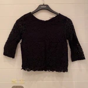 Svart spets top - Tre kvarts spets topp för barn, som är knappt använd och mycket detaljrik! Passar nog även de som är äldre och vid 158-164, som har storlek ca eller s i damkläder