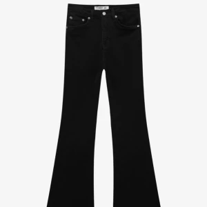 Bootcut jeans - Säljer svarta bootcut jeans från pull&bear i storlek 36, använt ett fåtal gånger och får ingen användning av dem längre🥰 väldigt stretchiga och bekväma😁 det finns ett hål längst ner på jeansen eftersom dem var för långa för mig därav priset