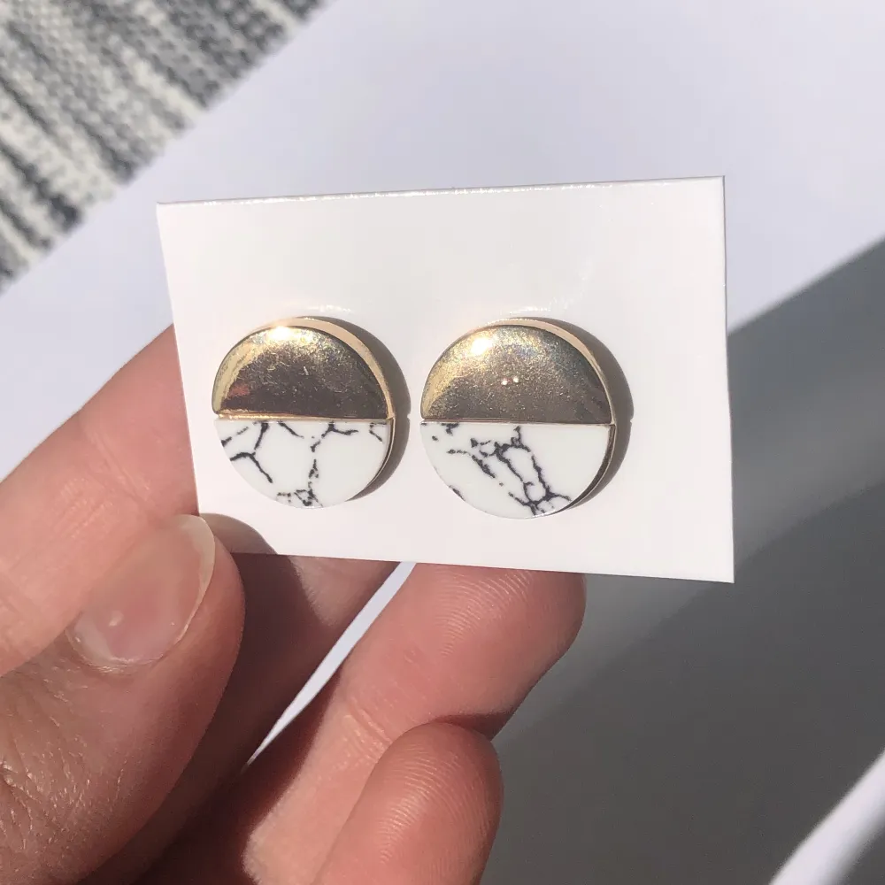 Superfina örhängen i guld färg och marmor mönster. Använd men helt rengjord och dicenficierad såklart. Frakt på 15kr tillkommer. Skriv gärna vid frågor ✨❤️. Accessoarer.