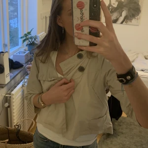 Jacka/ kofta från dagmar - Så snygg trekvarts ärmar kofta passar till allt🥰