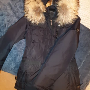 Hollies jacka - Som ny använd en vinter  Inga hål eller så .. Pris går diskutera