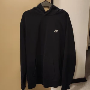 Nike hoodie herr strl XL  - Nike hoodie i strl XL för 250 kr (original pris 650 på Stadium )   Pris går att diskutera och ställ gärna frågor vid behov  Kan mötas upp i Växjö eller frakta!