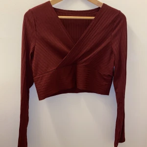 Långärmad magtröja  - Långärmad röd magtröja v-ringad Stl. M Ny skick