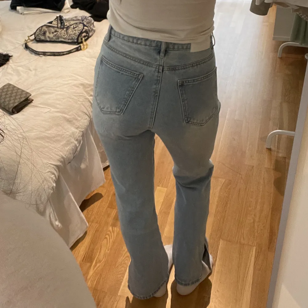 Superfina jeans från missguided i stl s, endast testade 💛💛 Jag är 168🤍. Jeans & Byxor.