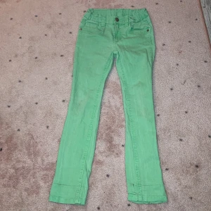Gröna jätte snygga byxor  - Säljer nu mina så sjukt fina byxor andvända 4-5 gånger lite för stora men kontakta om ni är intresserade 