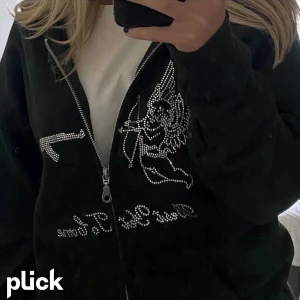 Hoodie - Säljer denna hoodie från best yet to come. Sparsamt använd och  i mycket bra skick. Den är i storlek s. Köparen står för frakten