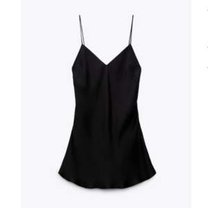 Säljer denna svarta kläning från Zara med öppen rygg, pågrund av att den är för stor. Prislappen kvar!! 