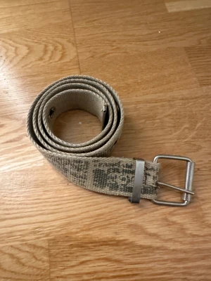 Random bälte - 102 cm, Skriv privat vid frågor 