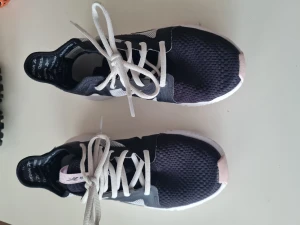 Träningsskor Reebok - Träningsskor med bra bounce till gymet, träningspasset eller promenaden, fritiden. Strl 37  Lite använda. 