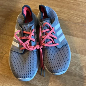 Adidas skor inomhus - Adidas inomhusskor i stl 38,5