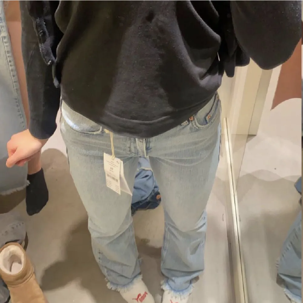 Ljusblåa bootcut jeans från Gina, väldigt bra skick nästan inga täcken på användning 💓(lånade bilder). Jeans & Byxor.