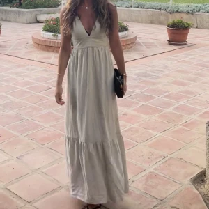 Stradivarius klänning - Säljer min klänning från Stradivarius i storlek S. Jag är 166 cm lång för referens.