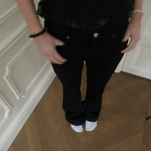 Zara jeans🔥 - Säljer mina skit snygga zara jeans som jag verkligen älskar! Säljer de för att jag inte har användning av de längre! De är i storlek 38 och passar från storlek 36-40 då de är väldigt töjbara! Skriv ifall ni har några frågor❤️❤️