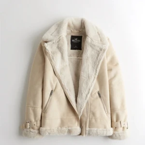 Hollister jacka  - Säljer min hollister jacka. Använd men i fint skick. Köptes på Hollister för 1000. Storlek L.