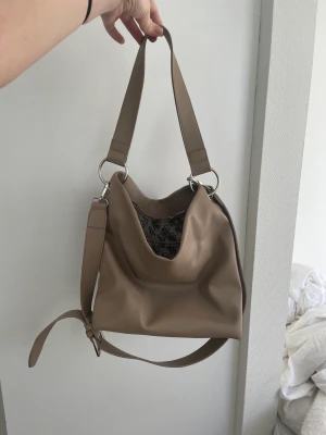 Carin Wester väska - Säljer denna knappt använda väskan från Carin Wester. 