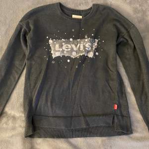 Väldigt fin sweatshirt från Levis i glittrigt material. Den är i fint skick och inte så använd. Fler bilder och frågor skriv privat.  