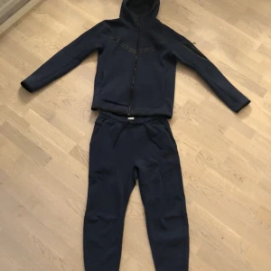 Nike tech - Säljer mitt mörkblåa nike tech sett då de inte används längre. Nypris för hela settet är 2300. Använd ganska många gånger men ändå i fint skick. Detta är kill modellen