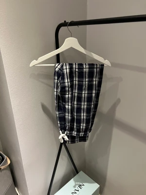 Pyjamasbyxor  - Byxorna är i bra beg skick, stolek:L sitter som M, pris:100kr