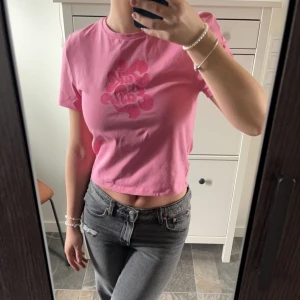 Rosa croptop BikBok - Topp från BikBok. Aldrig använd nån gång. Är i strl M men passar mer xs/s.