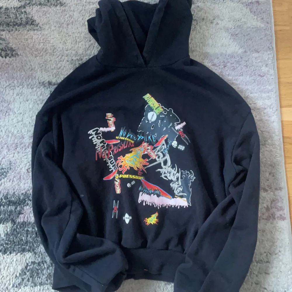 Säljer denna jätte coola hoodie från cheap monday. Säljer då jag har för många hoodies! 💕 skriv privat för fler bilder . Tröjor & Koftor.