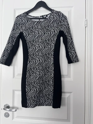 Klänning - Superfin klänning, kort i ärmarna 