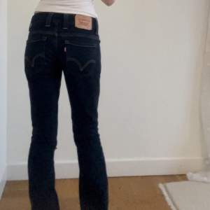 Lågmidjade Levi’s  jeans i W26 L32💞 Har sytt om till bootcut själv (skriv för bild) Frakt tillkommer💋