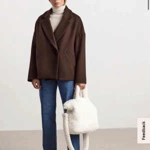 Lindex kappa - Säljer denna sjukt snygga bruna kappan från Lindex, slutsåld överallt i alla storlekar. Originalpriset är 999kr. Kan tänka mig byta mot en S/M. Gillar dock att den är lite oversize. Lapparna är kvar💕🥂😌⭐️💛