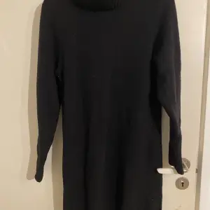 Så mysig stickad svart klänning i storlek XS. Säljer då den inte kommer till användning. 😇