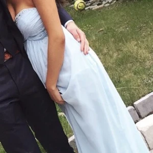 Balklänning  - Säljer min andra balklänning då jag gick balen 2 gånger! Använd endast en gång så den är som ny 🥰 Så vacker ljusblå färg med pärlor vid byst, den passar storlekar XS-M skulle jag säga!  Nypris 3000kr jag säljer för 1500kr! 