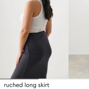 Gina tricot kjol set - ruched long skirt och funnel neck top oanvänd med lapparna kvar. Storlek M i båda. 