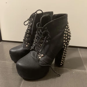 Snygga klackar  - Säljer ett par snygga klackar med nitar i stl 40.  Brister enligt bild