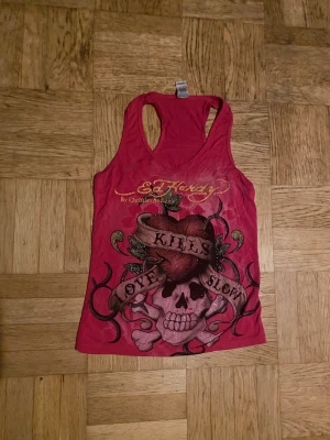 Ed hardy linne - Jättefint rosa ed hardy linne med rhinestones har små skador men inget som syns annars i fint skick, priset kan diskuteras 