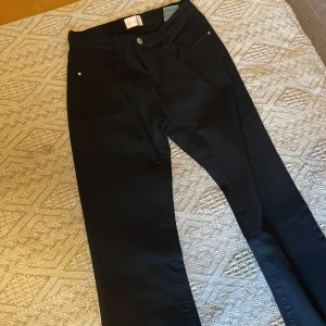 Svarta jeans - Mjuka, utsvängda jeans. Frakt tillkommer 