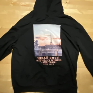 Tunn hoodie - En tunn hoodie med ett tryck på 