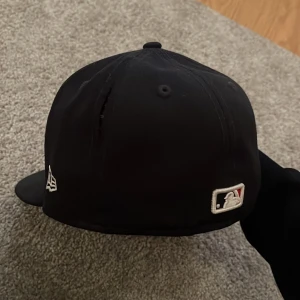 Fitted keps - Boston red sox med text på sidan med namnet Hugo. Den r en liten spricka i sömmen men det är inget som syns jätte mycket. 