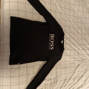 Hugo boss långärmad t-shirt  - Vädligt bra skick 