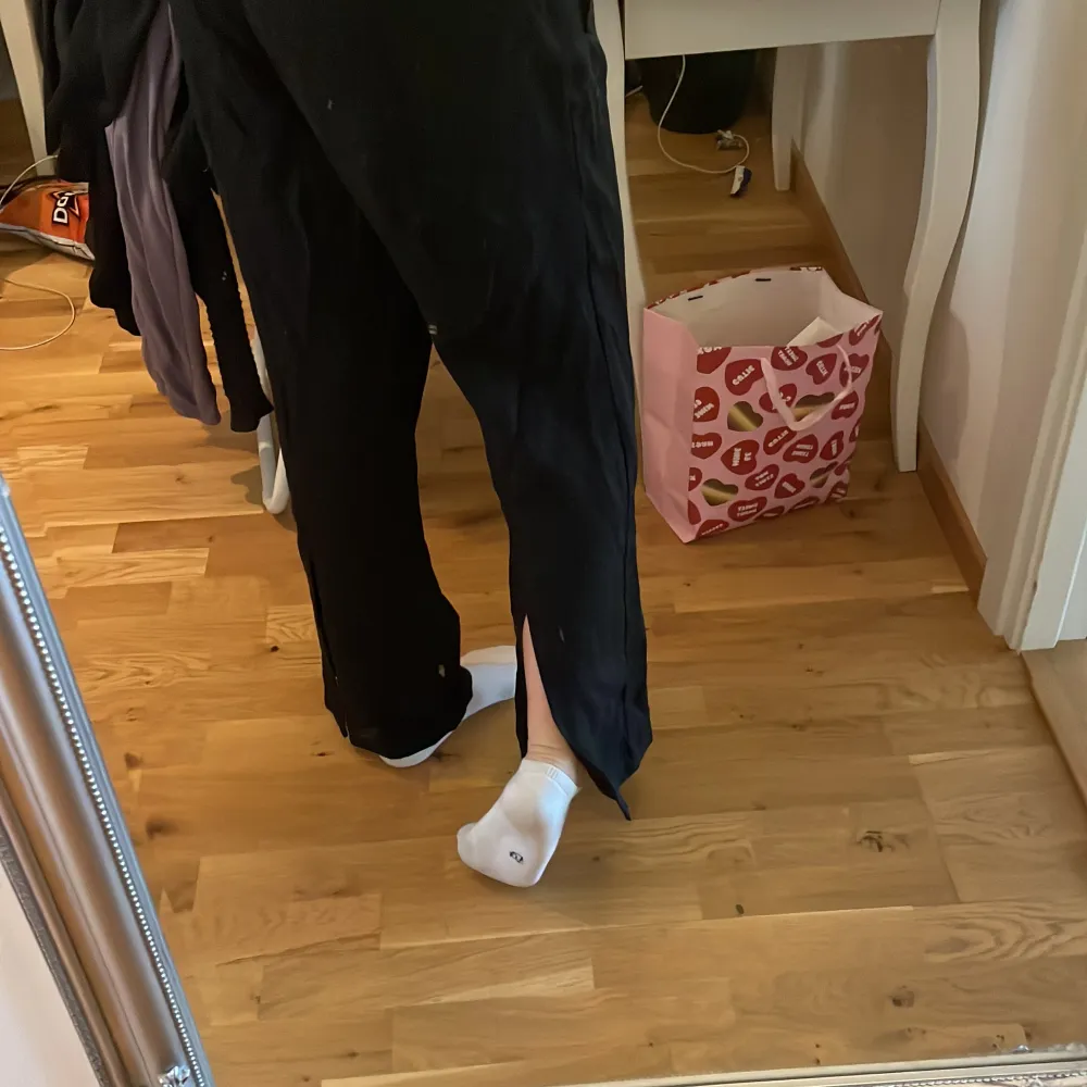 Linnebyxor från Zara med slits på slutet av benet. Använda 2-3 ggr, lite korta på mig som är 173 cm. Nyåris 400-500 kr. Jeans & Byxor.