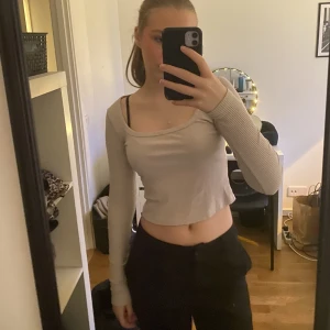 Tröja - Säljer denna fina tröjan från HM eftersom jag inte får användning av den längre.  Den är använd fåtal gånger och är i nyskick. Nypris var 100kr.  