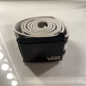 Vans skärp - Säljer detta vans skärp för 60kr + frakt. Som det syns på bilden är det lite slitet framtill, även lite missfärgat på tyget men absolut inget märkvärdigt!! 😊