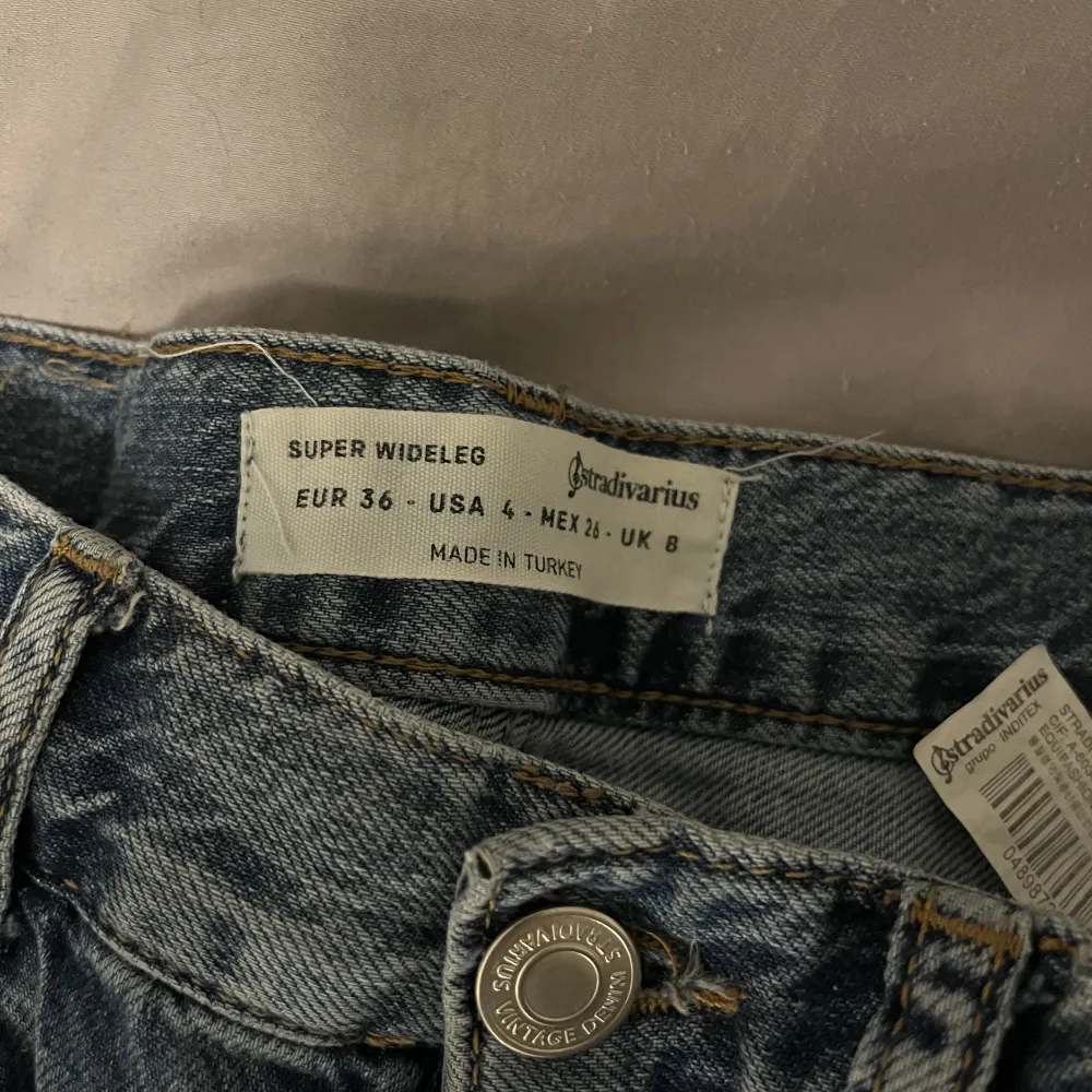 Vida jeans från stradivarius strl 36. Knappt använda. Säljer för 200kr.. Jeans & Byxor.