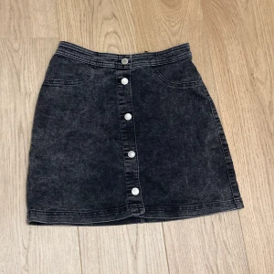Svart stentvättad jeanskjol - Mjukt Stretchtyg. Stl 170. Från HM