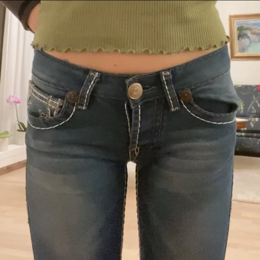 Följ mig gärna då jag lägger upp liknande plagg 🌼 True religion jeans i lowaist. De är raka i benen och o storlek 27. 33 i midjan och 77 innerbenet. Skriv gärna om du har frågor❣️. Jeans & Byxor.