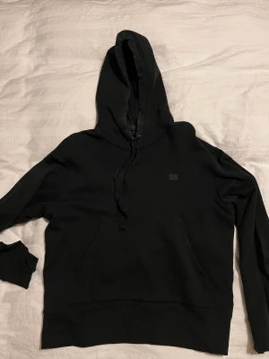Acne Studios Hoodie - Säljer en Ferris Face hoodie från Acne Studios. Hoodien är i gott skick men lite solblekt vid kanterna på luvan. Cond: 7/10