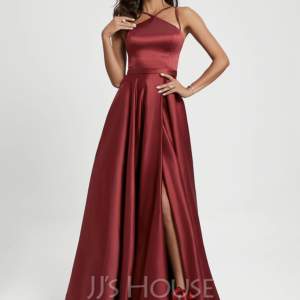 Intressekoll på min så fina vinröda balklänning från JJs house som är använd 2 gånger. Skriv för fler bilder!